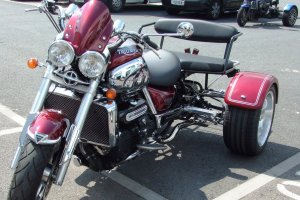 Triumph_Rocket_111_with_bench_seat_300x200